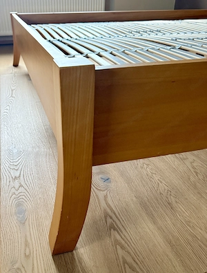 Minimalistischer Bettrahmen aus Holz Bild 5