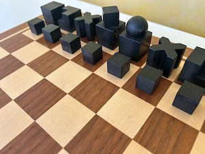 Schachspiel mit modernen Figuren Bild 4