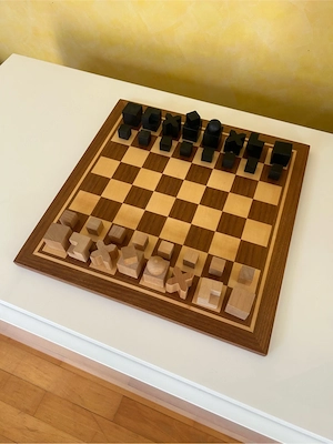 Schachspiel mit modernen Figuren Bild 1