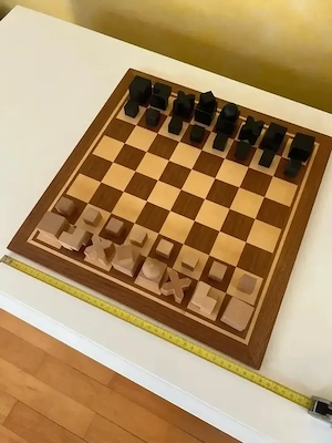 Schachspiel mit modernen Figuren Bild 2