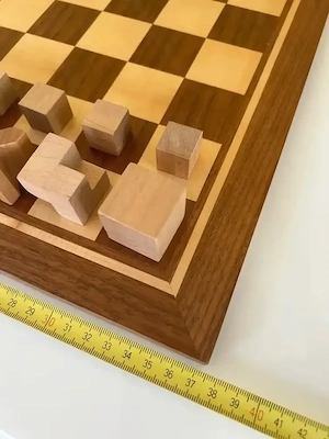 Schachspiel mit modernen Figuren Bild 3