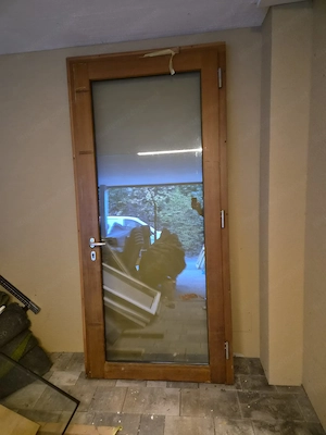 Holzfenster und Eingangstür  Bild 4