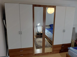 Kleiderschrank und Bett Bild 8