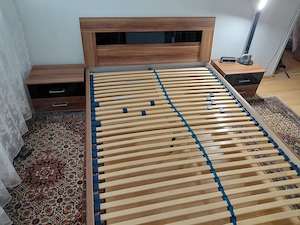 Kleiderschrank und Bett Bild 5