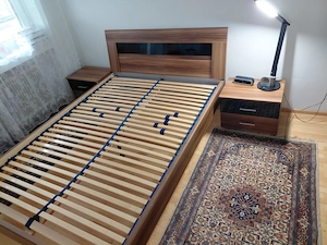 Kleiderschrank und Bett Bild 2