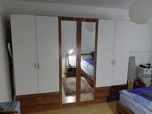 Kleiderschrank und Bett Bild 7