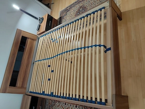 Kleiderschrank und Bett Bild 3