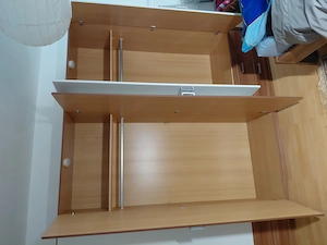 Kleiderschrank und Bett Bild 4