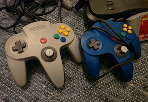 Nintendo 64 mit Controller und Spielen  Bild 2