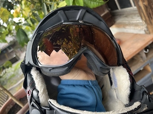 Helm für Wintersportbegeisterte mit Brille Bild 3