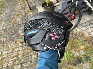 Helm für Wintersportbegeisterte mit Brille Bild 5
