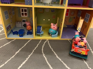    Peppa-Wutz-Puppenhaus mit Möbeln & Figuren Bild 4