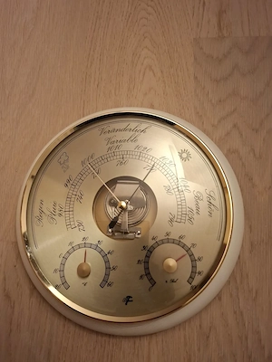 Barometer mit integriertem Thermometer und Hygrometer