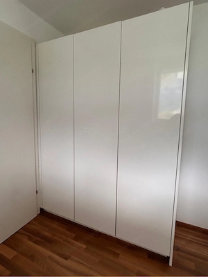Kleiderschank Bild 2