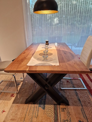 Esszimmertisch aus Akazie