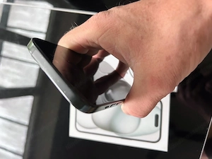 iPhone 15 schwarz Bild 7