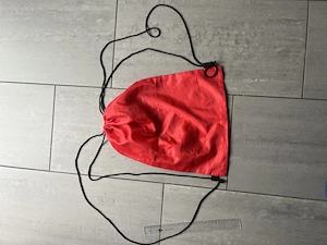 Roter Turnbeutel Sportbeutel mit schwarzen Kordeln Bild 5