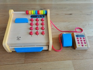 HAPE Spielkasse aus Holz Bild 2