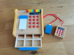 HAPE Spielkasse aus Holz