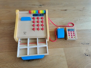 HAPE Spielkasse aus Holz Bild 3