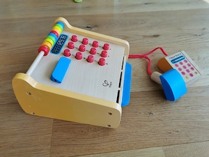HAPE Spielkasse aus Holz Bild 4