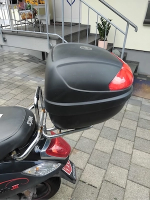 Moped mit Helmbox Bild 4