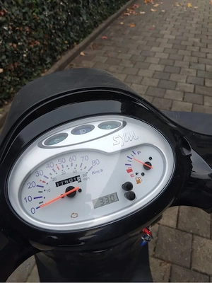 Moped mit Helmbox Bild 3
