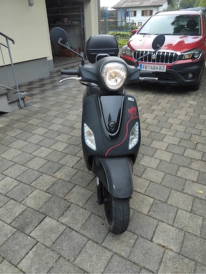 Moped mit Helmbox Bild 5