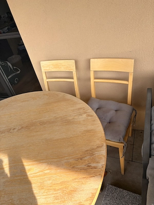 ausziehbarer Holztisch mit zwei Stühlen Bild 2