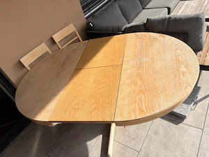 ausziehbarer Holztisch mit zwei Stühlen Bild 4
