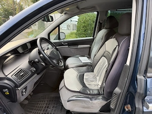 Peugeot 807 2,0 HDi 140 FAP Family Bild 10