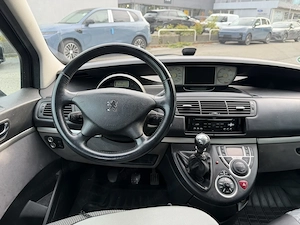 Peugeot 807 2,0 HDi 140 FAP Family Bild 9