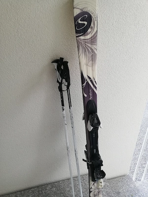 Ski mit Skistöcken von Salomon 