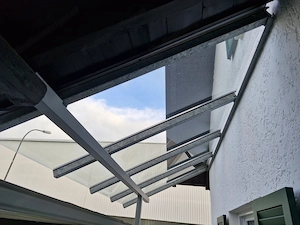 Carport und Glasvordach - Hauseingang - Autoparkplatz Bild 4