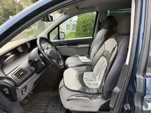 Peugeot 807 2,0 HDi 140 FAP Family Bild 6
