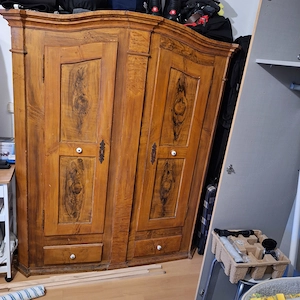 Antiker Schrank Bild 2