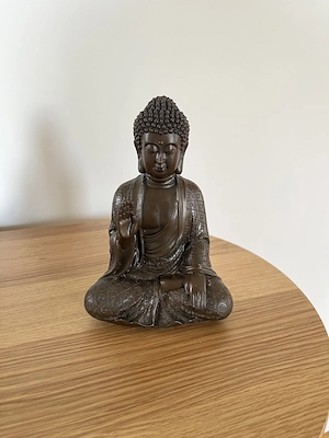 Schöne Buddha Figur in Braun mit Antikoptik   18 cm