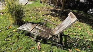 zu verschenken: Teak-Liegestuhl