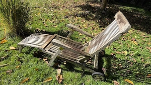 zu verschenken: Teak-Liegestuhl Bild 3