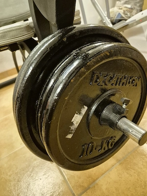 Hantelbank mit Langhantelständer (Decathlon)