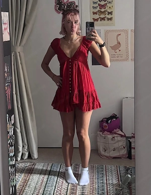 Elisa, eine Blondine mit kurzen Haaren  Bild 3
