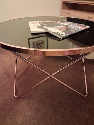 Runder Couchtisch mit schwarzer Glasplatte und roségoldem Gestell Bild 3