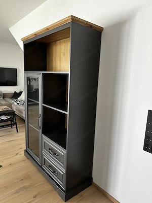 Vitrine mit Glastür und Schubladen Bild 3
