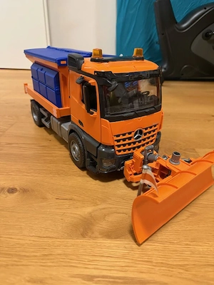 Bruder Mercedes LKW Winterdienst mit Räumschild Bild 2