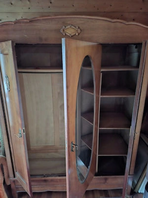 Kleiderschrank