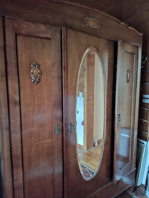 Kleiderschrank Bild 2