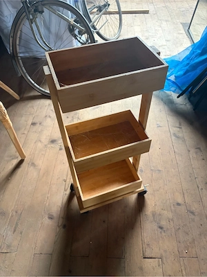 Holz-Rollwagen mit 3 Ablagen für das Badezimmer Bild 2