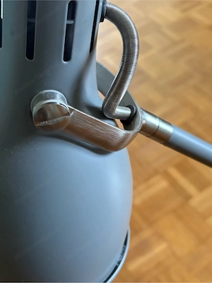 Schreibtischlampe mit verstellbarem Gelenkarm und schwerem Standfuß Bild 2