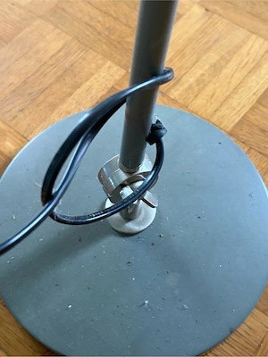 Schreibtischlampe mit verstellbarem Gelenkarm und schwerem Standfuß Bild 4