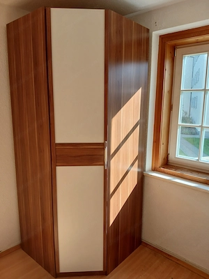 Verkaufe Eckschrank Bild 2